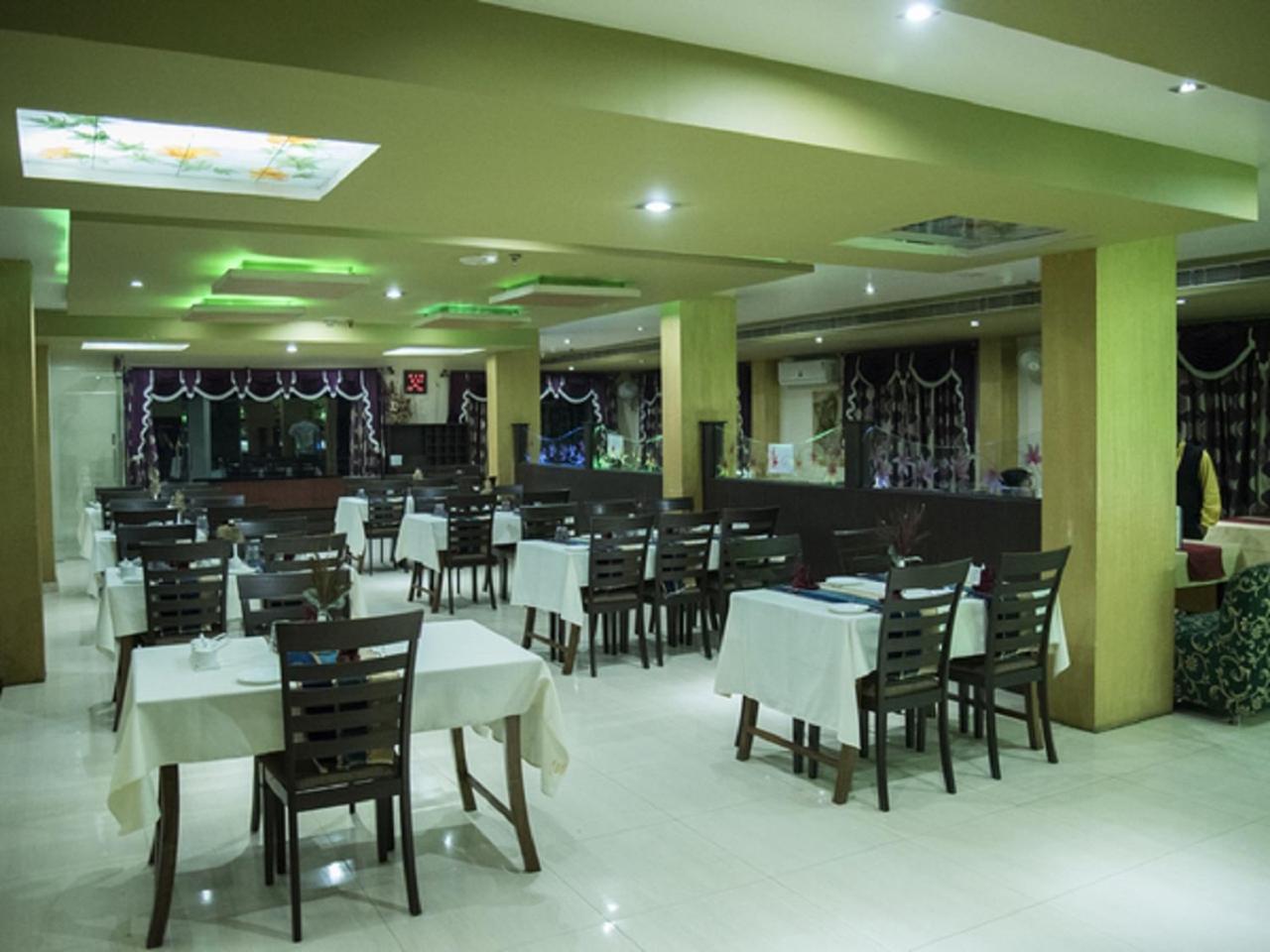 Hotel Sunshine Baharampur エクステリア 写真