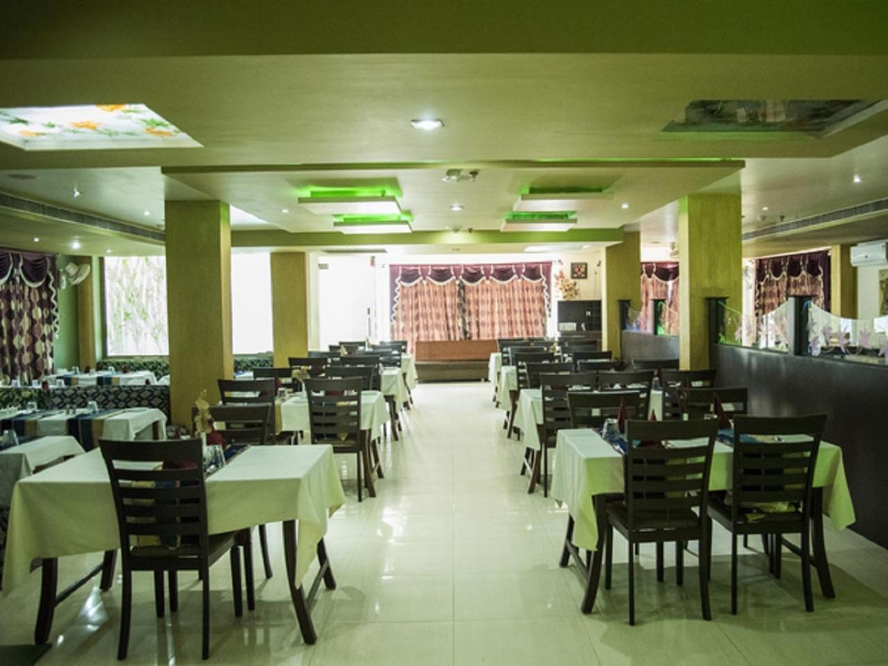 Hotel Sunshine Baharampur エクステリア 写真